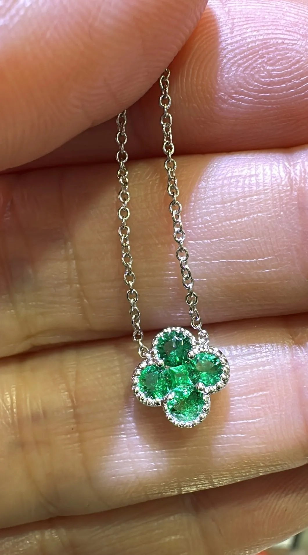 0.34ct tw Green Emerald Clover Flover Shape Pendant Necklace