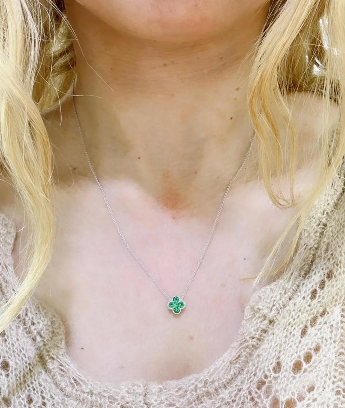 0.34ct tw Green Emerald Clover Flover Shape Pendant Necklace
