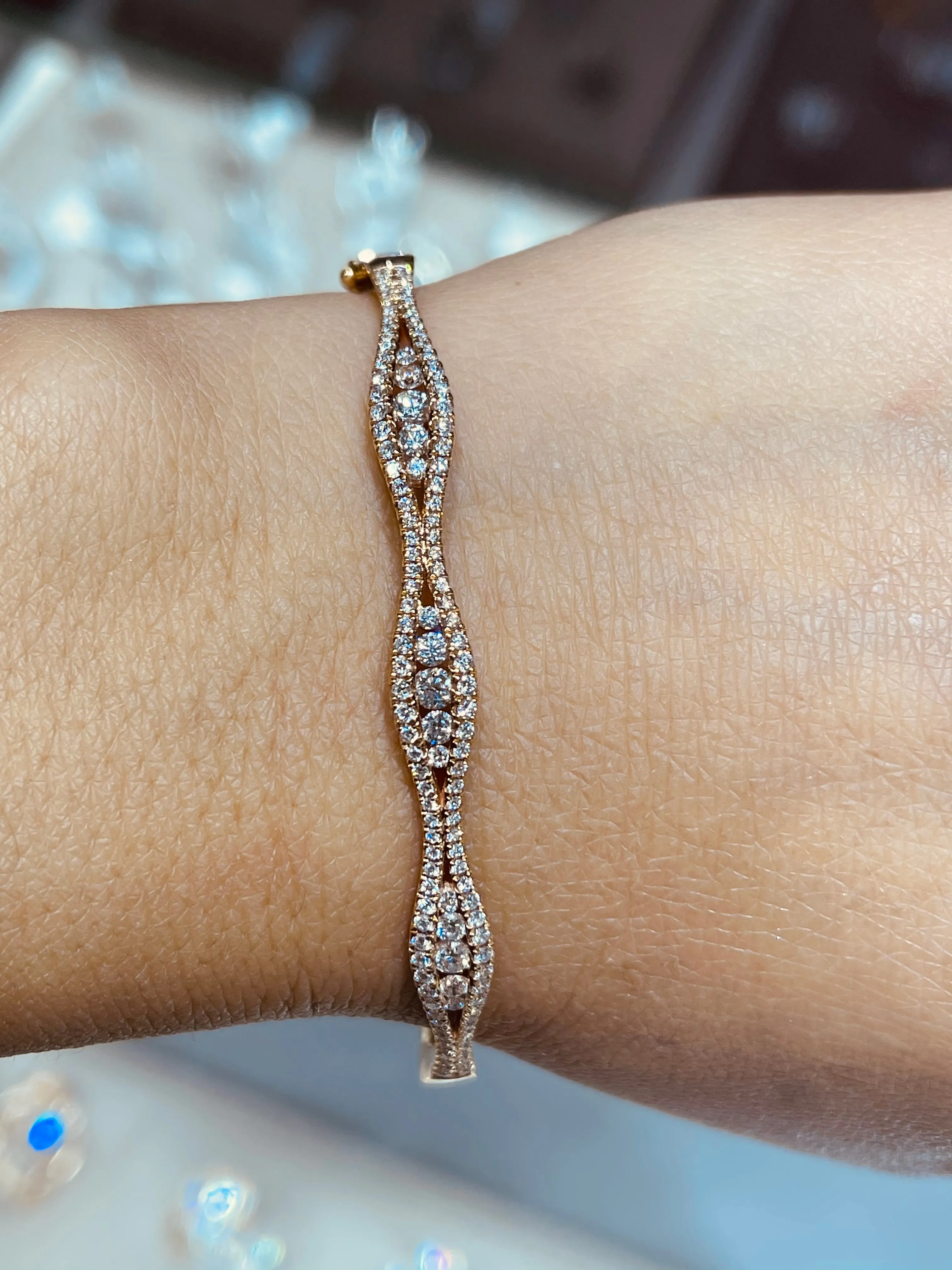 18K Gold Round Wave Diamond Bangle